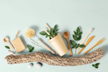 Pastel mavi arka planda çevre dostu tuvalet malzemeleri ve mutfak ürünleri seti, düz yatak. Sıfır atık pasif yeşil sürdürülebilir yaşam tarzı kavramı