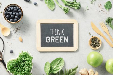 Vejetaryen vejetaryen sağlıklı malzemeler ve gri taş arka planda yeşil tebeşir tahtası düşünün. Sağlıklı beslenme, çevre dostu, sıfır atık kavramı