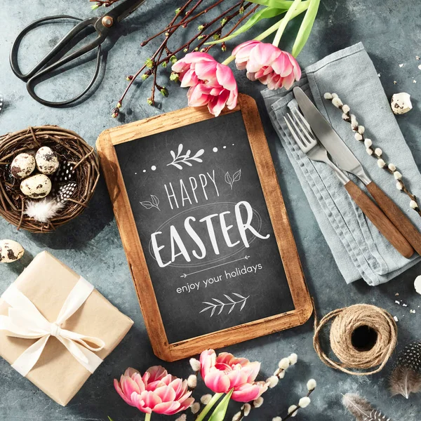 Pasen Tafel Setting Met Happy Easter Tekst Vintage Krijtbord Lente — Stockfoto