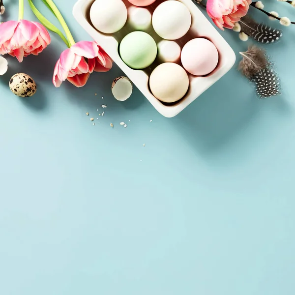 Een Spandoek Pasen Achtergrond Met Lentebloemen Eieren Veren Lichtblauwe Achtergrond — Stockfoto