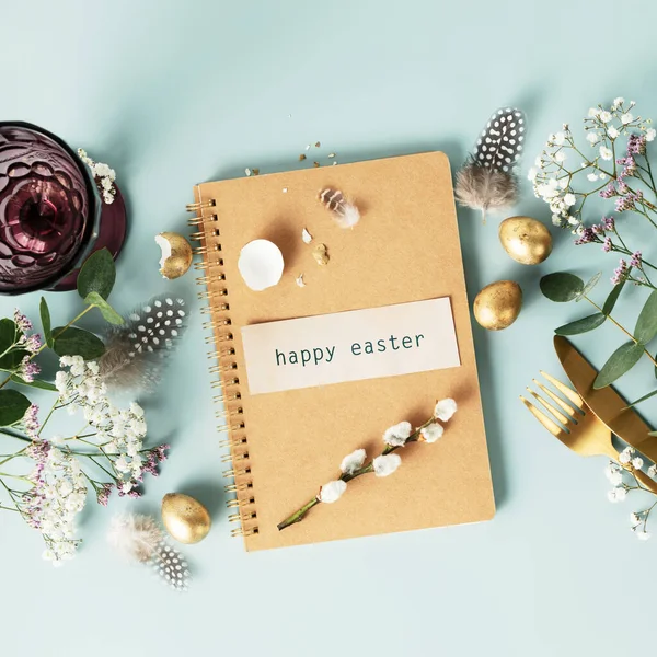 Paastabel Decoraties Happy Easter Concept Met Witte Plaat Gouden Paaseieren — Stockfoto
