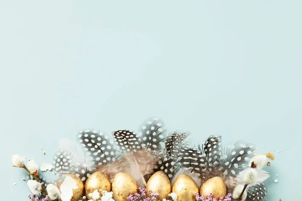 Mavi Arka Planda Altın Bıldırcın Yumurtası Bıldırcın Tüyü Güzel Modern — Stok fotoğraf