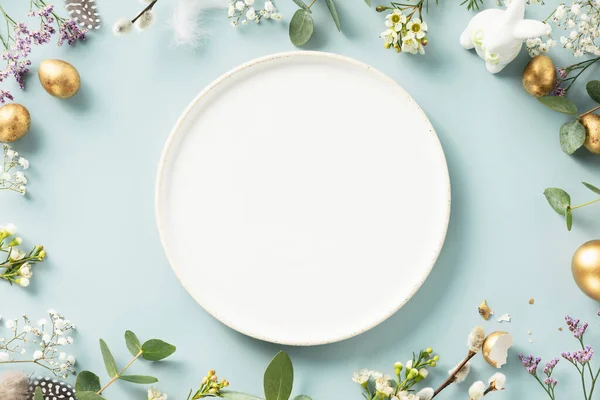Easter Table Decorations Happy Easter Concept White Plate Golden Easter — Zdjęcie stockowe