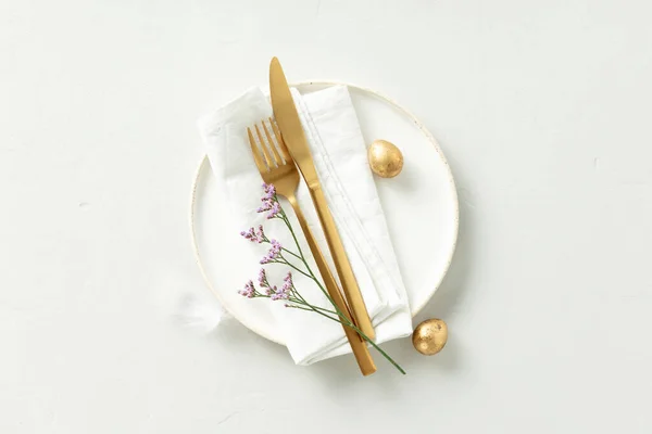 Ostertischdekoration Stilvolle Osterbrunch Tischdekoration Mit Goldenem Besteck Ostereiern Und Frühlingszweigen — Stockfoto