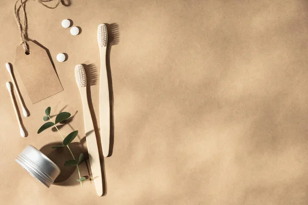 Две Натуральные Деревянные Зубные Щетки Естественном Бежевом Фоне Тени Листьев — стоковое фото