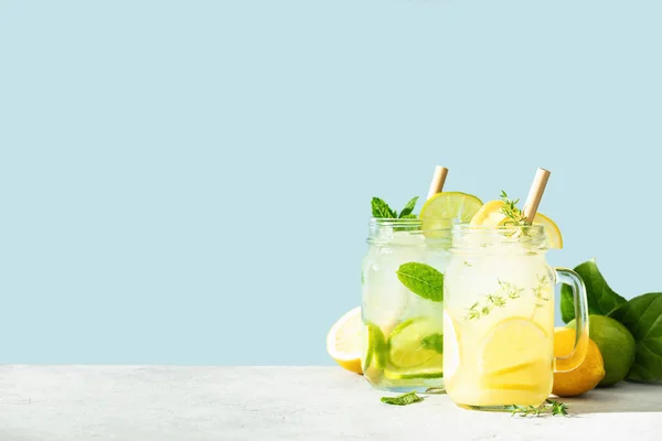 Limonade Und Mojito Auf Blauem Himmelhintergrund Erfrischende Hausgemachte Cocktails Sommergetränke — Stockfoto