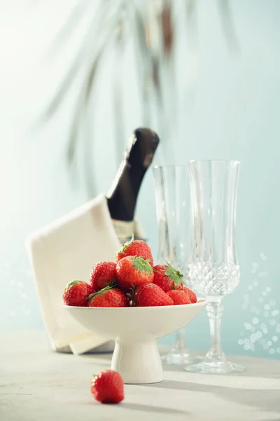 Bottle Champagne Two Glasses Strawberries Sea Sky Background Summer Holiday — Stock Photo, Image