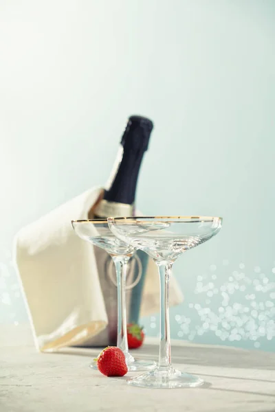 Fles Champagne Glazen Zee Hemelse Achtergrond Zomervakantie Romantisch Feestconcept — Stockfoto