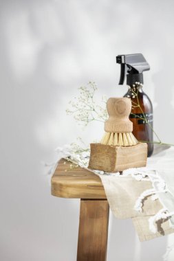 Sıfır atık ev temizlik konsepti. Ahşap bankta eko ev temizliği için çeşitli malzemeler ve malzemeler