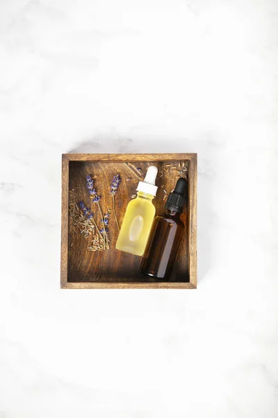 Platte Lay Compositie Met Lavendelbloemen Etherische Olie Witte Marmeren Achtergrond — Stockfoto