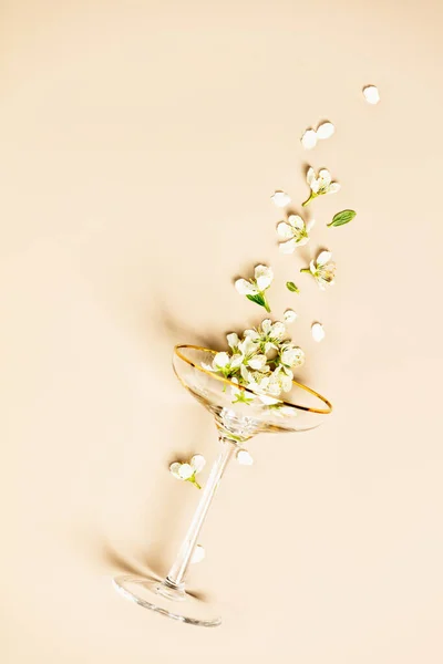 Ποτήρι Σαμπάνιας Και Ανοιξιάτικα Λουλούδια Φυσικό Μπεζ Φόντο Επίπεδη Lay — Φωτογραφία Αρχείου