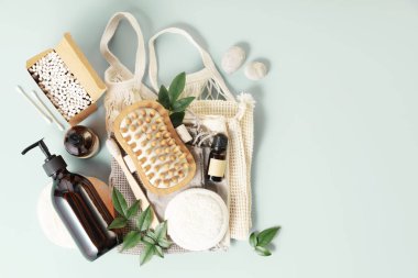 Doğal bakım ürünleri. Sıfır atık, çevre dostu banyo ve spa aksesuarları Pastel mavi arka planda yeniden kullanılabilir çevre torbaları, düz uzanma