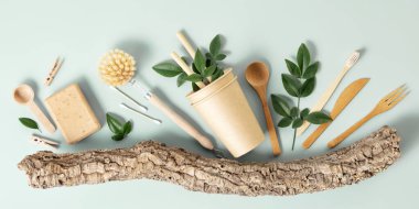 Pastel mavi arka planda çevre dostu tuvalet malzemeleri ve mutfak ürünleri seti, düz yatak. Sıfır atık pasif yeşil sürdürülebilir yaşam tarzı konsept pankartıName