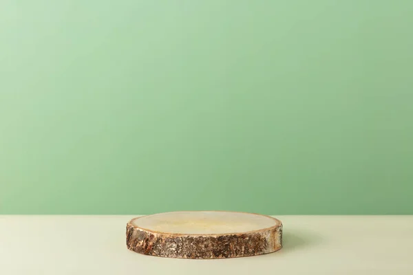Okrągła Drewniana Piła Kształt Cylindra Zielonym Tle Abstrakcyjne Tło Minimalne — Zdjęcie stockowe