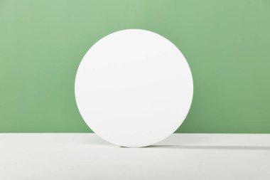 Beyaz köpük dairesi, masanda kare şeklinde fotokopi alanı ve yan görünümü var. Ürünler için podyum modelleme geçmişi. Reklam şablonu. Köpük platformu. Soyut geometrik kaide.