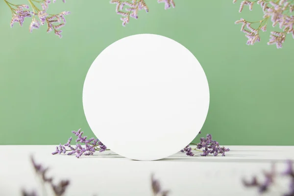 Weißer Schaumstoffkreispodest Auf Tisch Mit Blumen Seitenansicht Podium Attrappe Hintergrund — Stockfoto