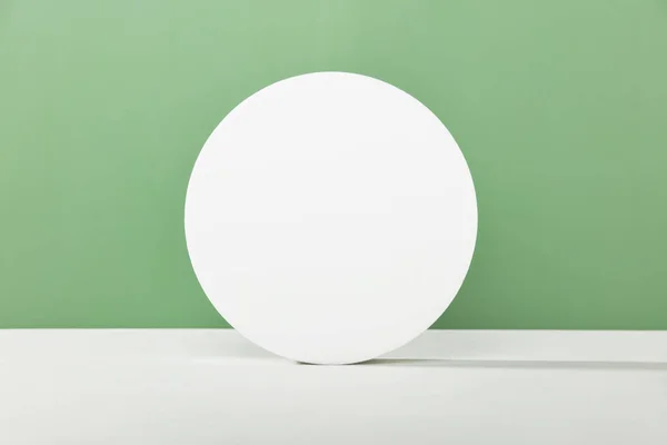 白色泡沫圆形底座 桌子上有复制空间 侧面观景 产品的软糖模型背景 广告模板 泡沫平台 抽象几何基座 — 图库照片