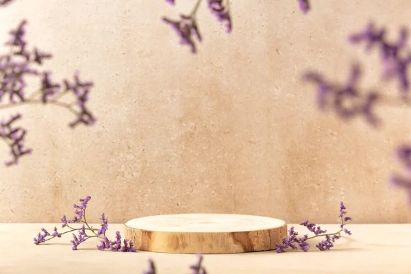 Puste Okrągłe Drewniane Podium Prezentacji Produktu Fioletowe Kwiaty Beżowym Tle — Zdjęcie stockowe