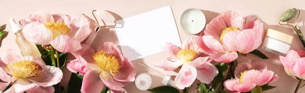 Bovenaanzicht Van Natuurlijke Cosmetica Roze Pioenen Pastelblauwe Achtergrond Met Witte — Stockfoto
