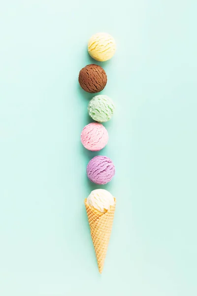 Летающие Шарики Мороженого Конусе Светло Голубом Фоне Пастели Летняя Концепция — стоковое фото