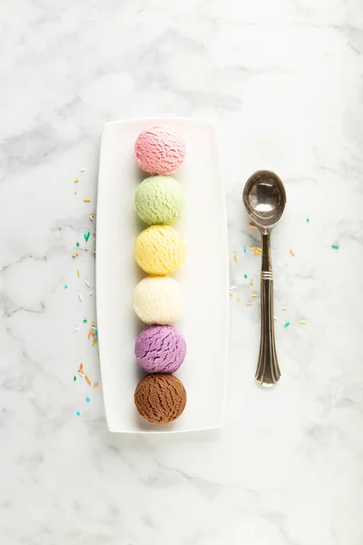一套白色大理石背景的冰淇淋勺 开心果 蓝莓和巧克力冰淇淋 — 图库照片