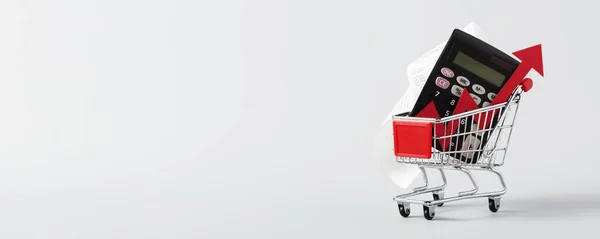 Miniatuur Winkelwagen Trolley Rekenmachine Winkelbon Rode Pijl Omhoog Witte Achtergrond — Stockfoto