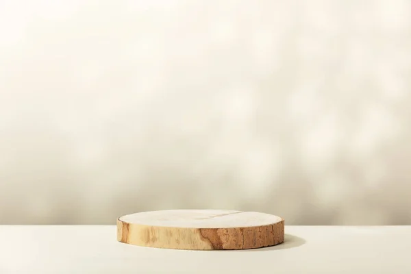 Streszczenie Puste Drewniany Plasterek Podium Liśćmi Cieni Beżowym Tle Stojak — Zdjęcie stockowe