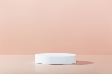 Pembe arka planda soyut boş köpük daire podyumu. Ürün sunumu için stand-up yapın. Üç boyutlu çizim. Minimum konsept. Reklam şablonu