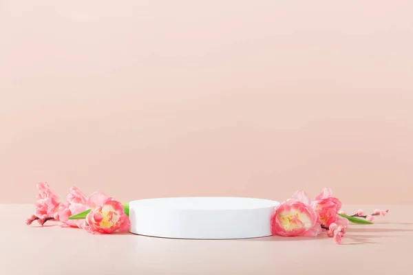 概要ピンク地に空の白い泡の輪の表彰台 モックアップは 製品プレゼンテーションの略です 3Dレンダリング 最小限のコンセプト 広告テンプレート — ストック写真