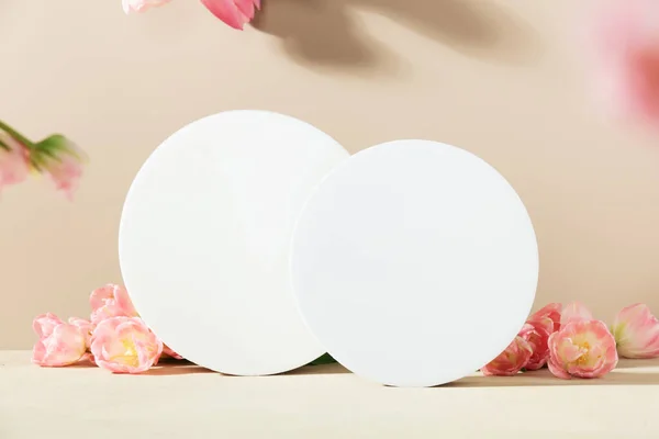 White Foam Circle Shaped Pedestals Spring Tulips Beige Table Copy — Stock Photo, Image