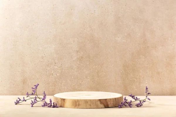 製品プレゼンテーションのための空のラウンド木製の表彰台 ベージュの背景に紫色の花 シリンダー形状のショーケースと化粧品広告のための天然素材の背景 モックアップの概念 — ストック写真