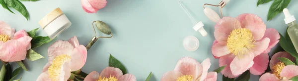 Bovenaanzicht Van Natuurlijke Cosmetica Roze Pioenen Pastelblauwe Achtergrond Met Witte — Stockfoto