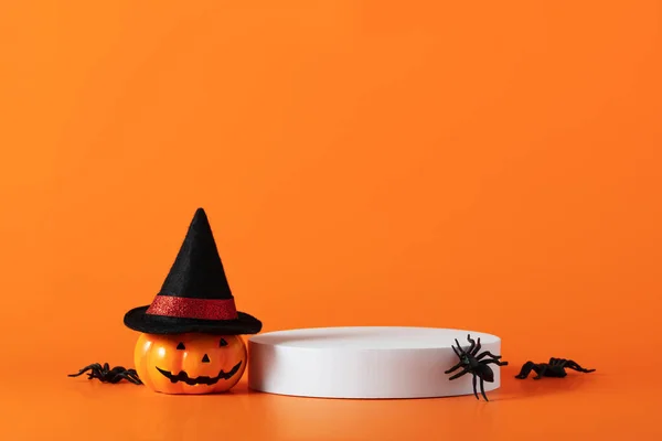 Δημιουργική Σύνθεση Halloween Κολοκύθα Αράχνες Λευκό Βάθρο Και Πορτοκαλί Φόντο — Φωτογραφία Αρχείου