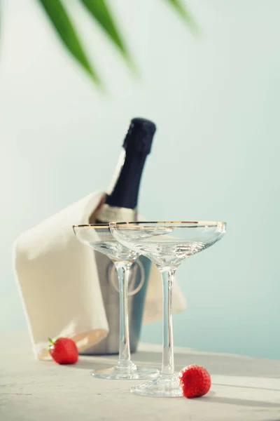 海と空の背景にシャンパンとグラスのボトル 夏休みとロマンチックなパーティーのコンセプト — ストック写真