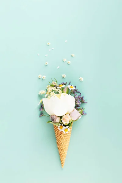 创意静谧的华夫饼锥形的生活 花朵覆盖在淡蓝色的背景上 尽收眼底 夏季极小概念 — 图库照片