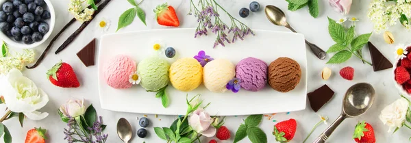 一套白色大理石背景的冰淇淋 勺子和浆果 开心果 蓝莓和巧克力冰淇淋 顶视图 — 图库照片