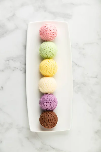 一套白色大理石背景的冰淇淋勺 开心果 蓝莓和巧克力冰淇淋 — 图库照片