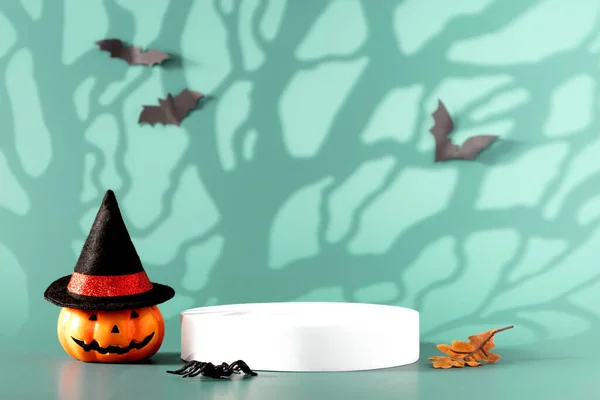 Δημιουργική Σύνθεση Halloween Κολοκύθα Αράχνες Λευκό Βάθρο Και Μπλε Φόντο — Φωτογραφία Αρχείου