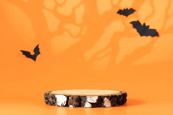 Δημιουργική Σύνθεση Halloween Χάρτινες Νυχτερίδες Βάθρο Και Πορτοκαλί Φόντο Κατάλληλο — Φωτογραφία Αρχείου