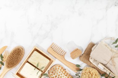 Sıfır atık banyo aksesuarı. El yapımı sabun, ahşap fırça, pamuk havlu, mermer arka planda doğal deodorant. Çevre dostu ev bakımı. Üst görünüm düzlüğü