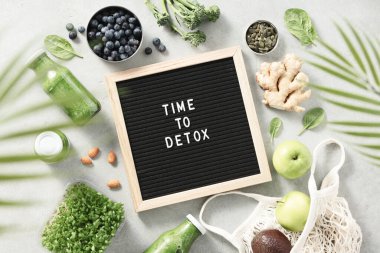 Tahtadaki tahtadan alıntıyı temizleme zamanı. Yeşil smoothie ve sağlıklı malzemeler. Sağlıklı yeme kavramı
