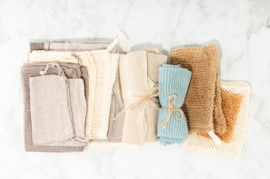 Sürdürülebilir yaşam tarzı konsepti. Gri arka planda çevre dostu kişisel bakım ürünlerinin en iyi görüntüsü