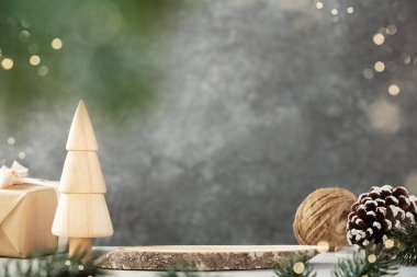 Noel ağacı minyatürü, çevre dostu hediye kutusu tahta tahtada çam kozalağı, mini masa üstü dekoru. Noel web pankartı, kopyalama alanı. Sıfır atık konsepti, Noel ve yeni yıl reklamları için ahşap podyum