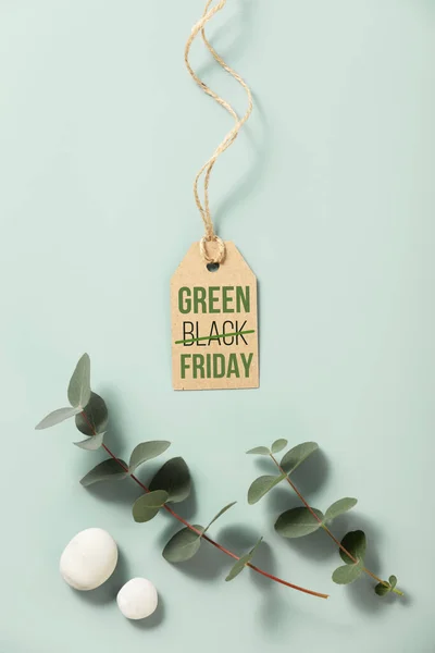 Penjualan Tag Dengan Tulisan Green Black Friday Dikelilingi Oleh Eukaliptus — Stok Foto