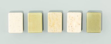 Sürdürülebilir yaşam tarzı konsepti. Mavi arkaplanda doğal el yapımı sabun çubukları, üst görünüm afişi