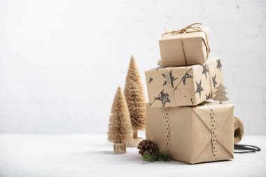 El işi kağıdındaki hediye kutuları, yaratıcı ve sıfır atık paketi, boşluğu kopyala