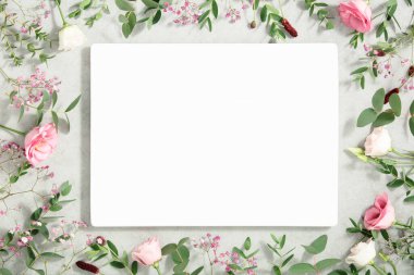 Okaliptüs dallarından yapılmış çerçeve, bahar çiçekleri ve beton zemin üzerinde seramik tahta. Düz yat, boşluğu kopyala