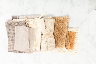 Sürdürülebilir yaşam tarzı konsepti. Gri arka planda çevre dostu kişisel bakım ürünlerinin en iyi görüntüsü