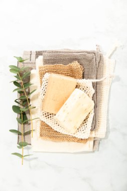 Sürdürülebilir yaşam tarzı konsepti. Gri arka planda çevre dostu kişisel bakım ürünlerinin en iyi görüntüsü