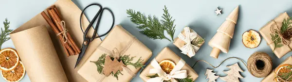Jul Och Nyår Platt Låg Med Presentförpackningar Och Dekorationer Miljövänliga — Stockfoto